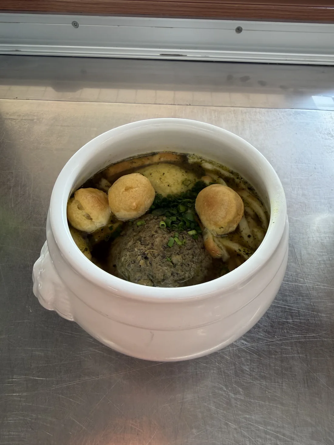 Fränkische Hochzeitssuppe mit Leberknödel, Grießnockerl und Pfannkuchenstreifen