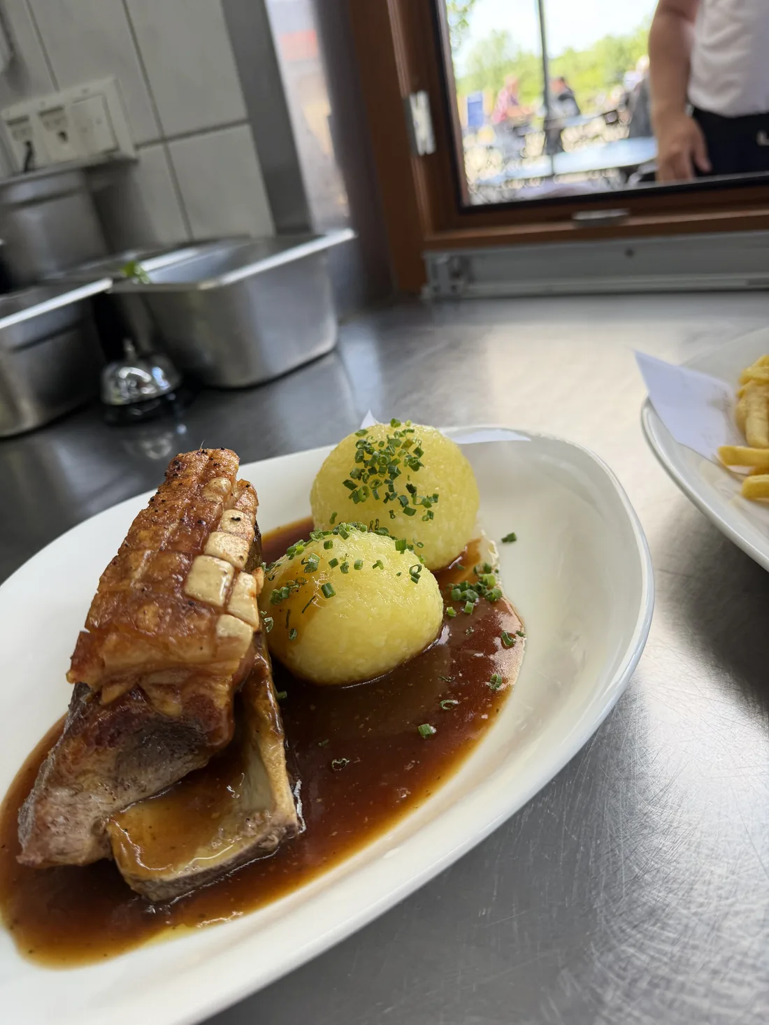 Fränkischer Schweinebraten mit Kloß und Bratensauce