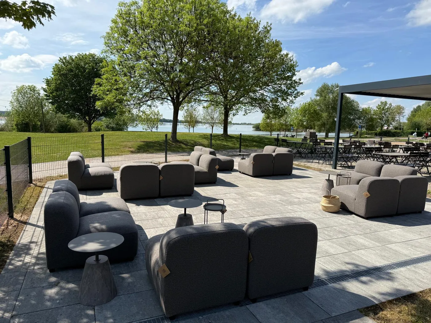 Großzügiger Lounge-Außenbereich am Restaurant Altmühlsee