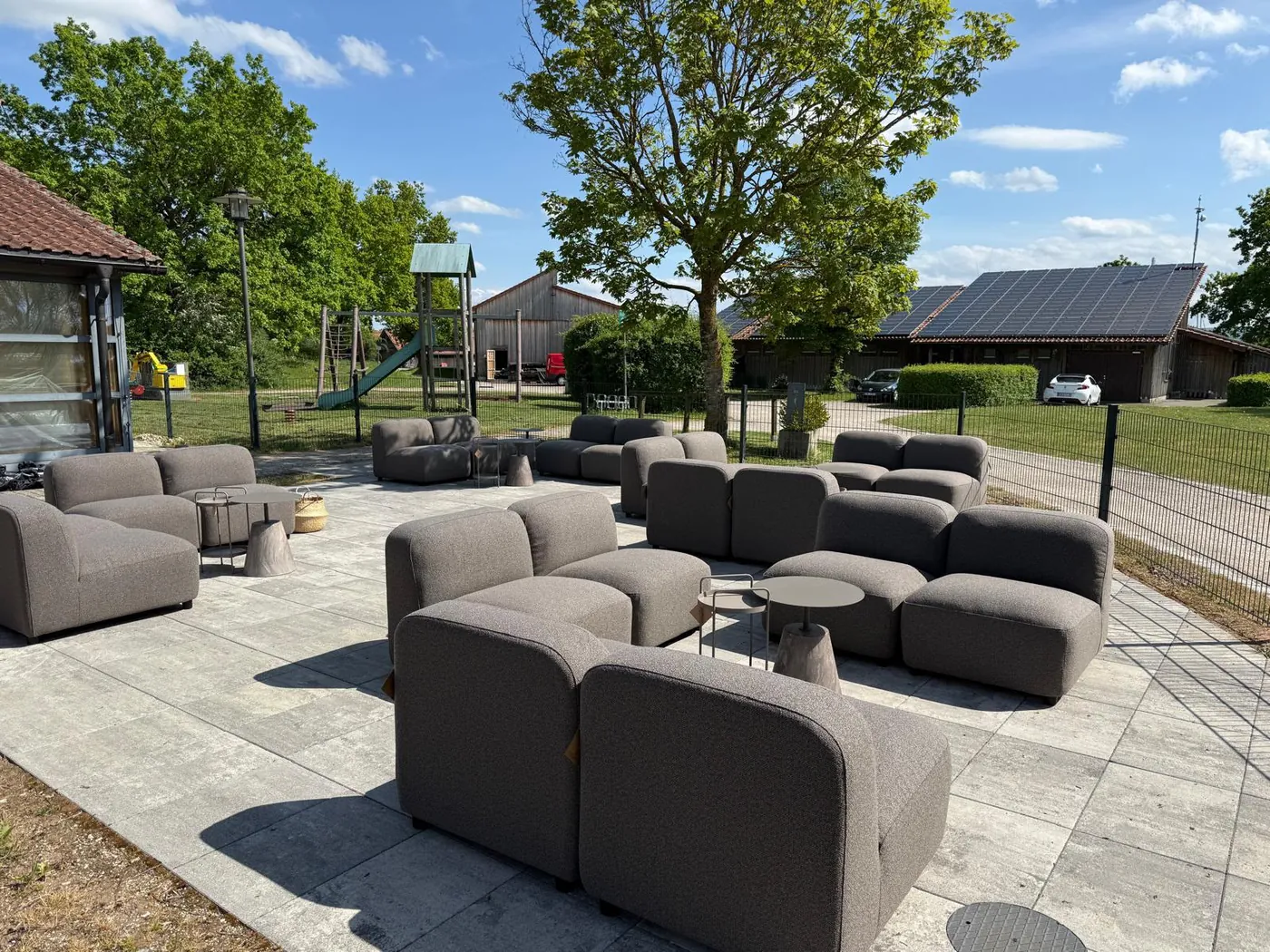 Gemütliche Lounge-Sitzgruppen mit Blick zum See